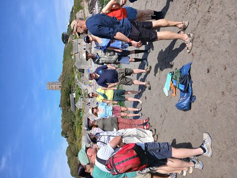 Monty Halls demonstrating use of big blue bag at Wembury Beach
